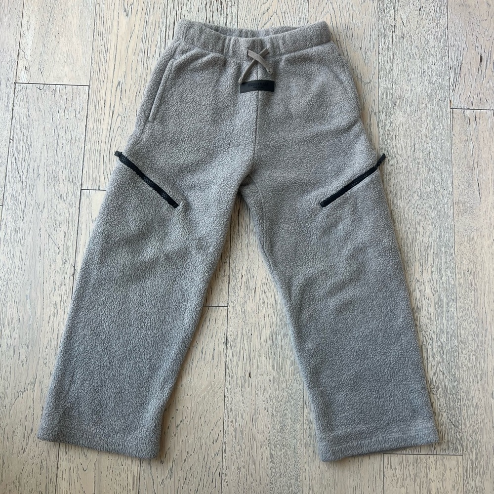Fear of God ESSENTIALS Kids Gray Polar Fleece Sweatpants Relaxed fit 4/5